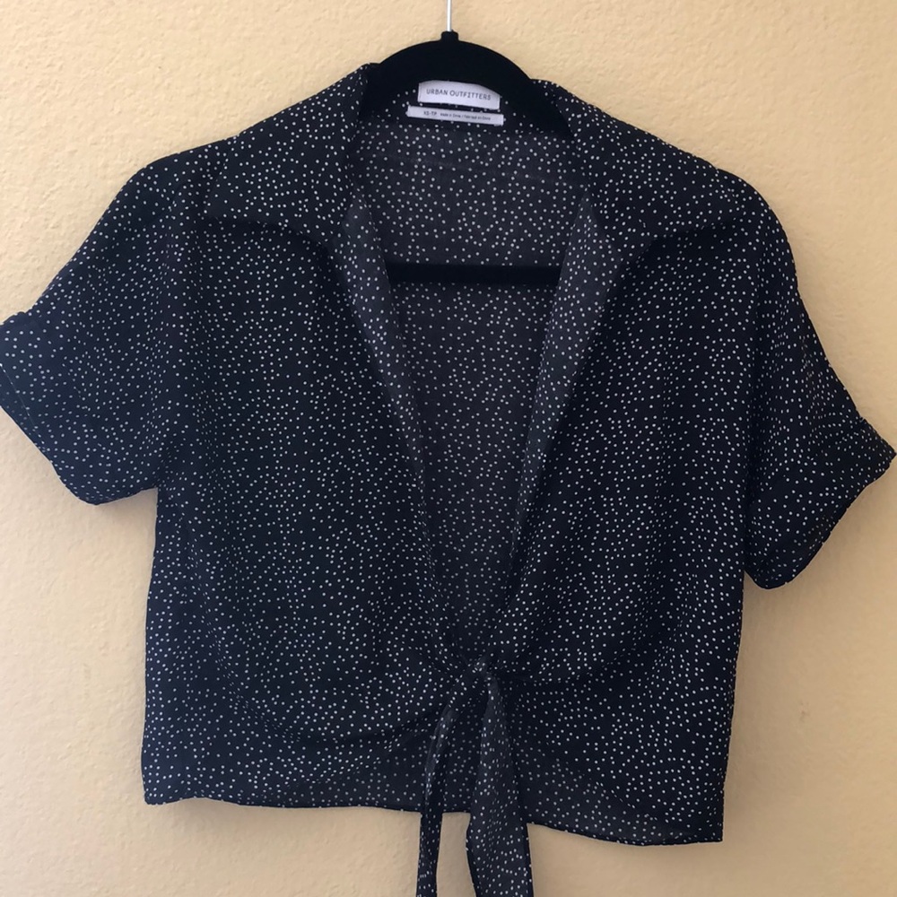 Open tie polka dot shirt